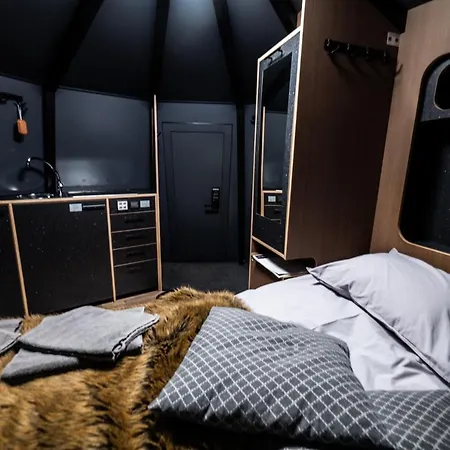 Luxusní stan Aurora Igloo With Private Hot Tub By Invisible Forest *